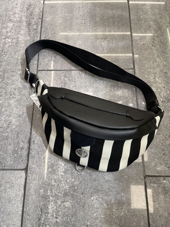 Siyah Çizgili Body Bag Kadın Çantası